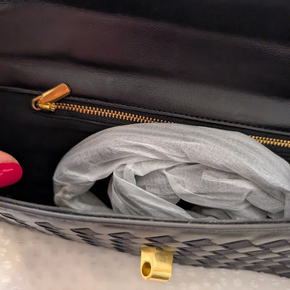 Bottega'esque Black Woven Clutch/Crossbody - A Bottega Wannabe- Brand New - Picture 3 of 3